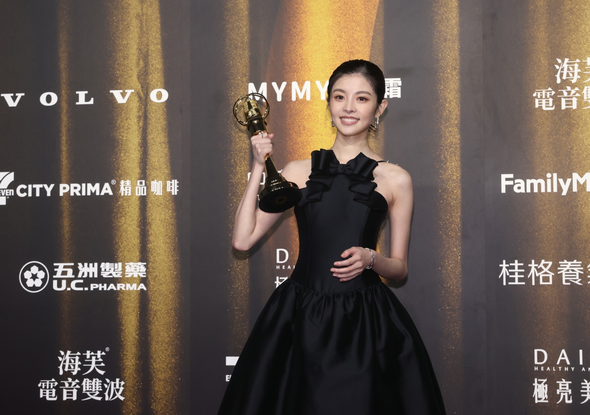 詹子萱以《愛愛內含光 》獲「迷你劇集(電視電影)最具潛力新人獎」。（圖／記者陳明中攝）