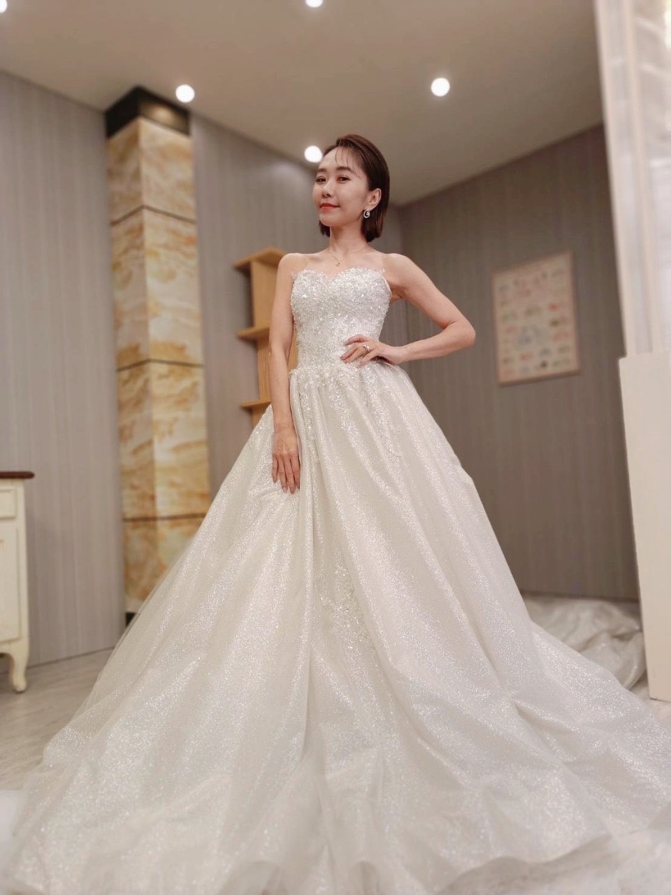 何依霈為戲穿上絕美的鑽石婚紗，露出美胸事業線。（圖／J2 Plus婚紗攝影提供）