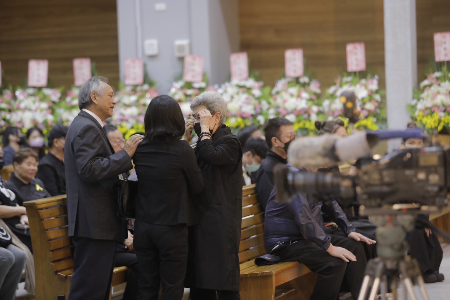 石英遺孀吳玲不停拭淚。（圖／記者許方正攝）