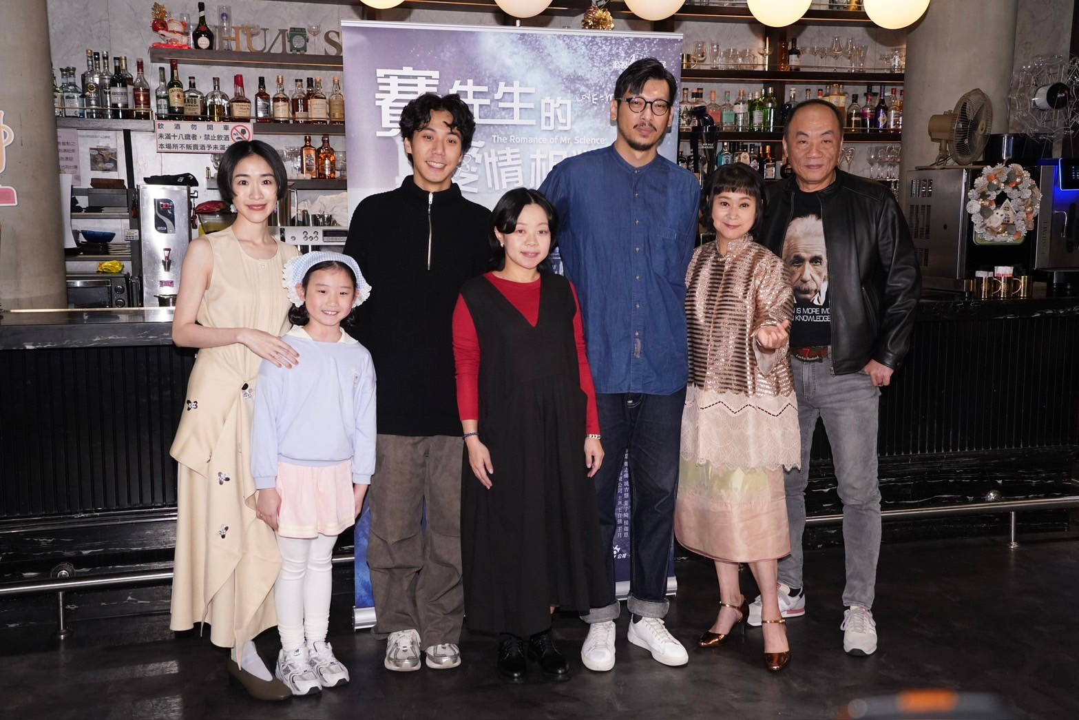 演員姚吉慧（左起）、葉子綺、曾皓澤、製作人蕭逸凡、導演韓修宇、演員王月、王自強。（圖／記者許方正攝）