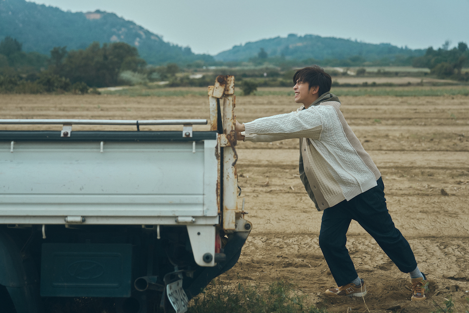 陳柏霖在偏僻鄉間，只能放下大明星身段努力推車。（圖／大川大立提供）