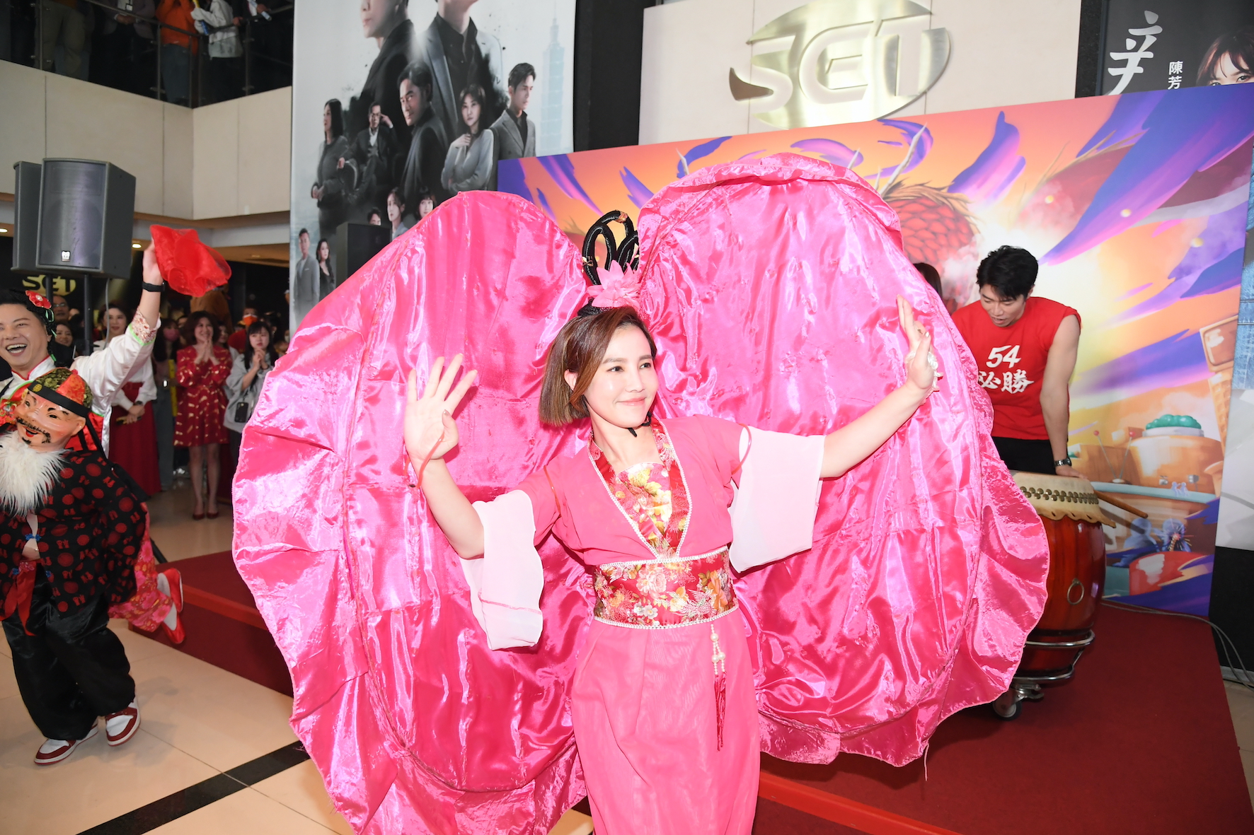 主播王偊菁在三立的開工祈福團拜上特地扮蚌殼精賀年。（圖／三立提供）