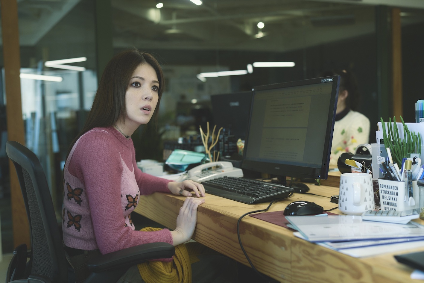 許瑋甯在劇中詮釋獨身女子Rebecca。（圖／公視、MyVideo提供）