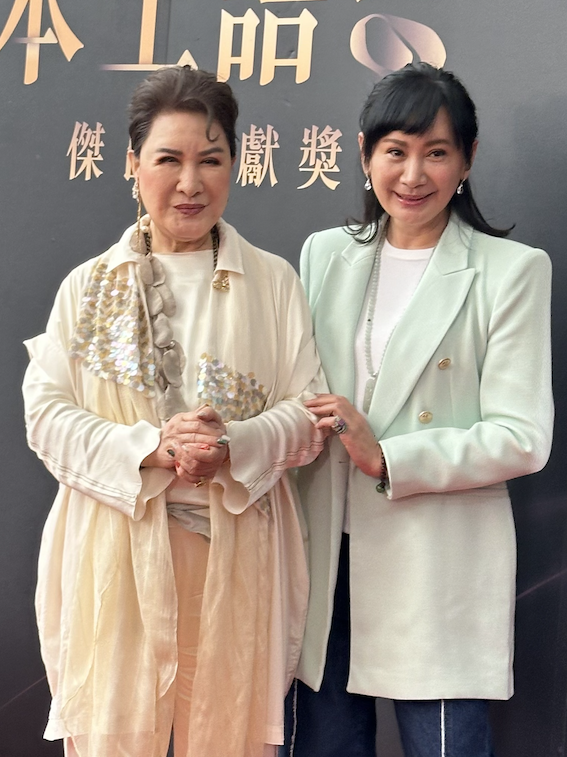 陳亞蘭（右）總是陪在楊麗花身邊。（圖／記者蔡依庭攝）