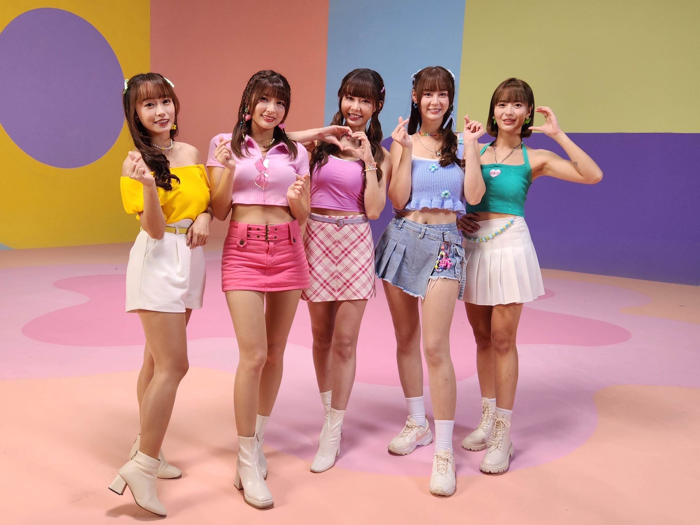 「啦啦隊女神」丹丹（左起）、瑟七、Yuri、短今、宜芳跨隊合體。（圖／拉斯維加斯娛樂城提供）