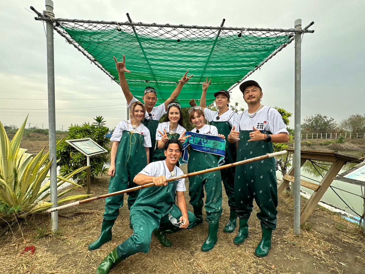 柯有倫(前)、郭靜(左起)、彭小刀、雷艾美、何美、坤達、KID搶紅包。(圖/好看娛樂提供)