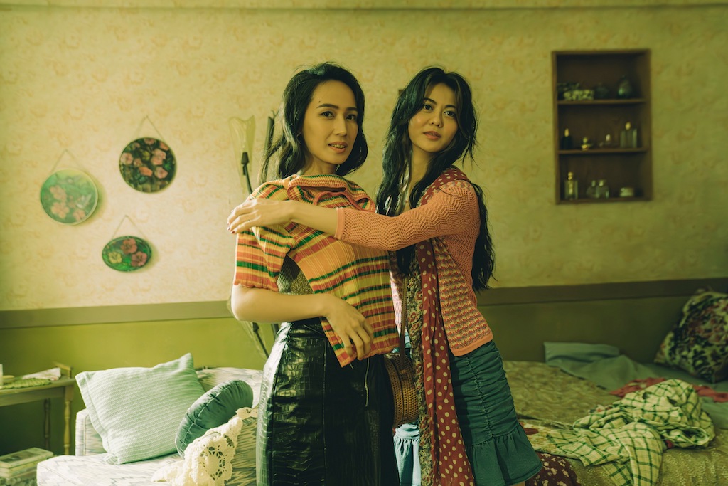 小薰（左）與白癡公主在片中在大樓內私娼寮工作，情同姐妹。（圖／華映娛樂提供）