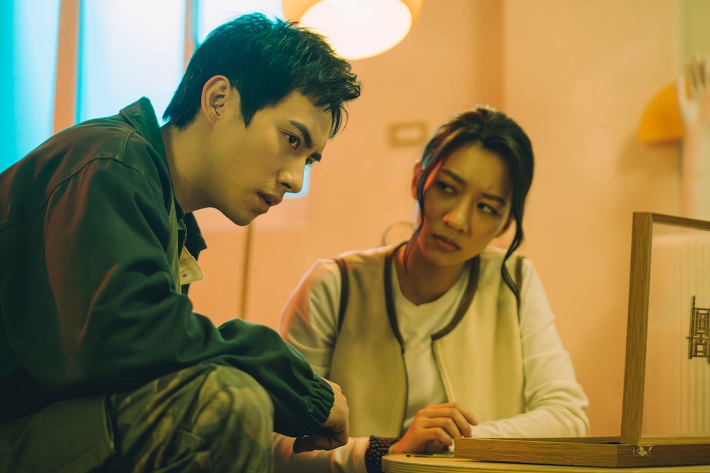 潘君侖（左）與陳妤在《鬼天廈》攜手追查大樓內的靈異事件。（圖／華映娛樂提供）