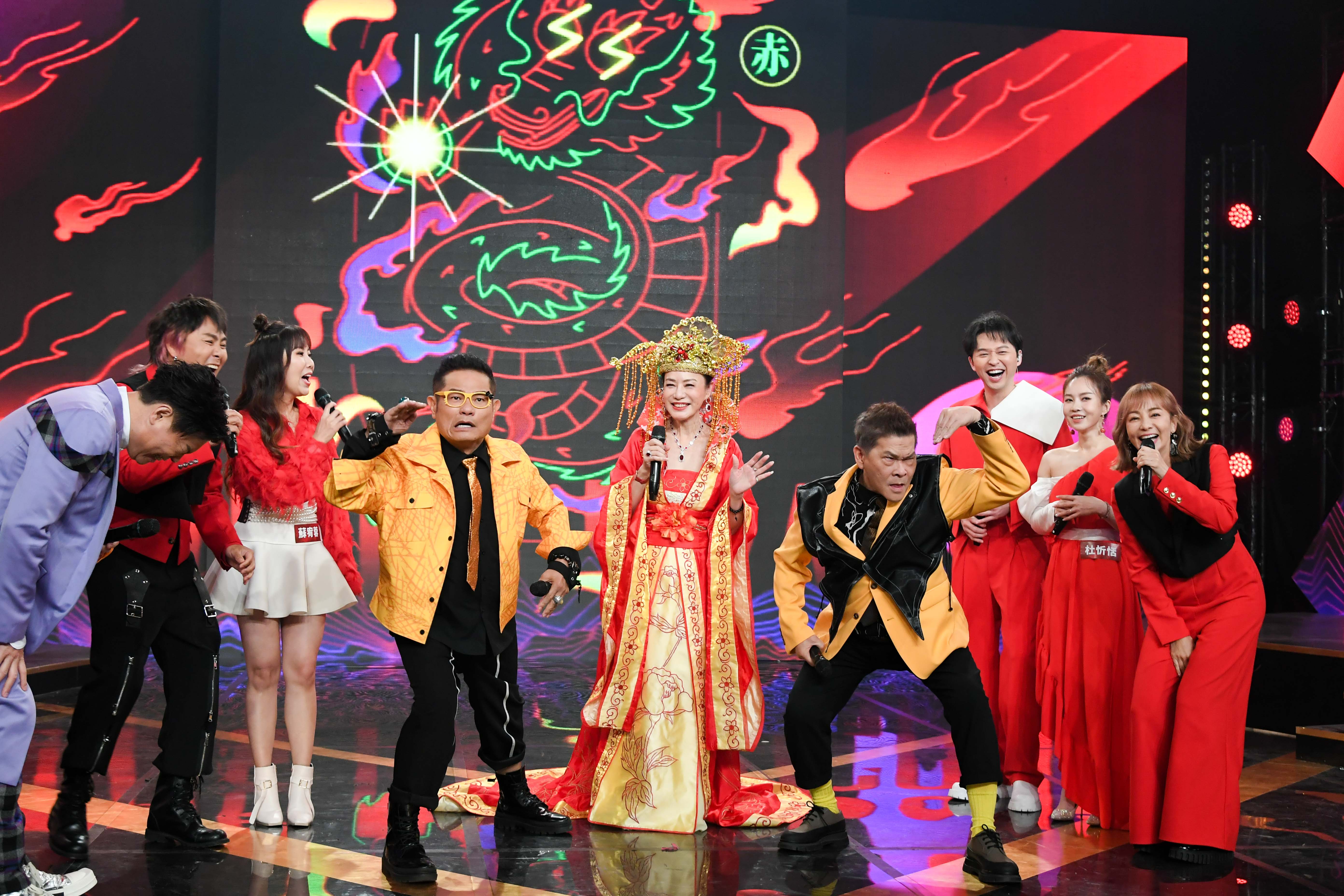 「一代女皇」金佩姍（中）睽違六年再登除夕節目。（圖／三立提供）
