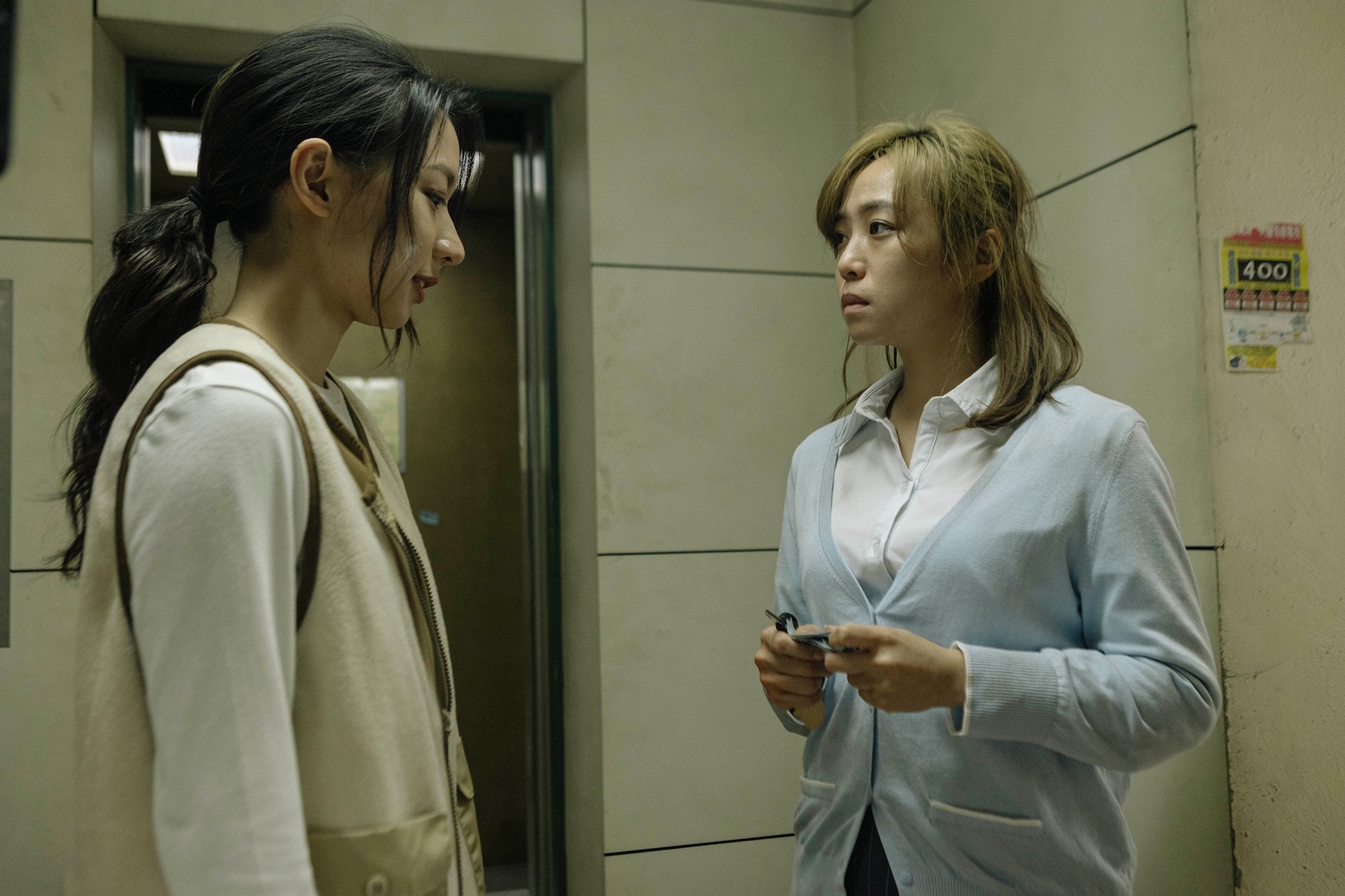 鄭茵聲在《鬼天廈》慘遭附身，由陳妤出手解救。（圖／華映娛樂提供）