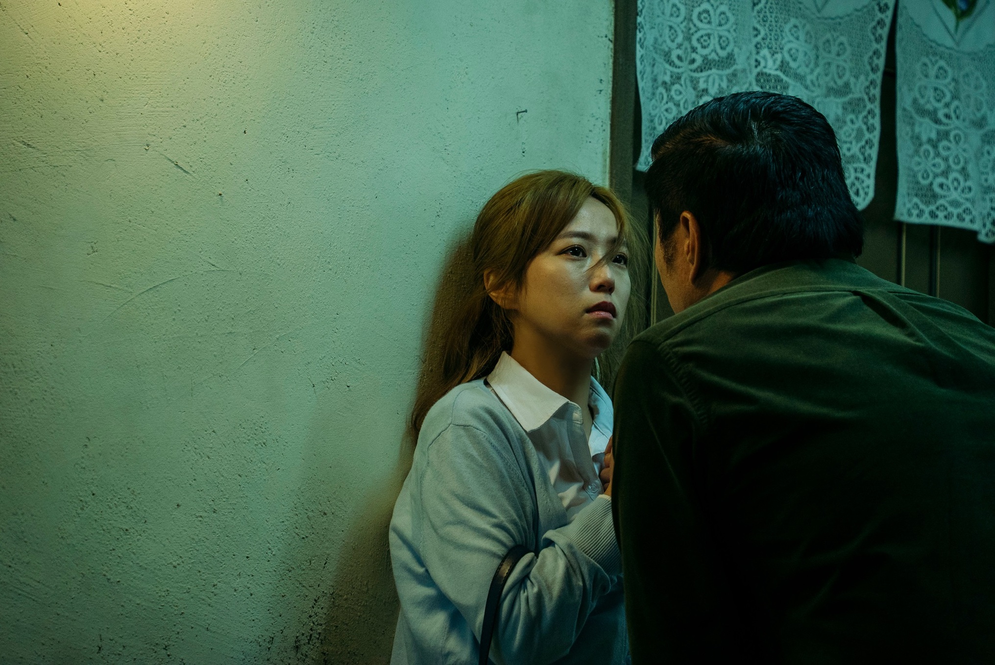 鄭茵聲在《鬼天廈》中被惡房東性騷擾。（圖／華映娛樂提供）