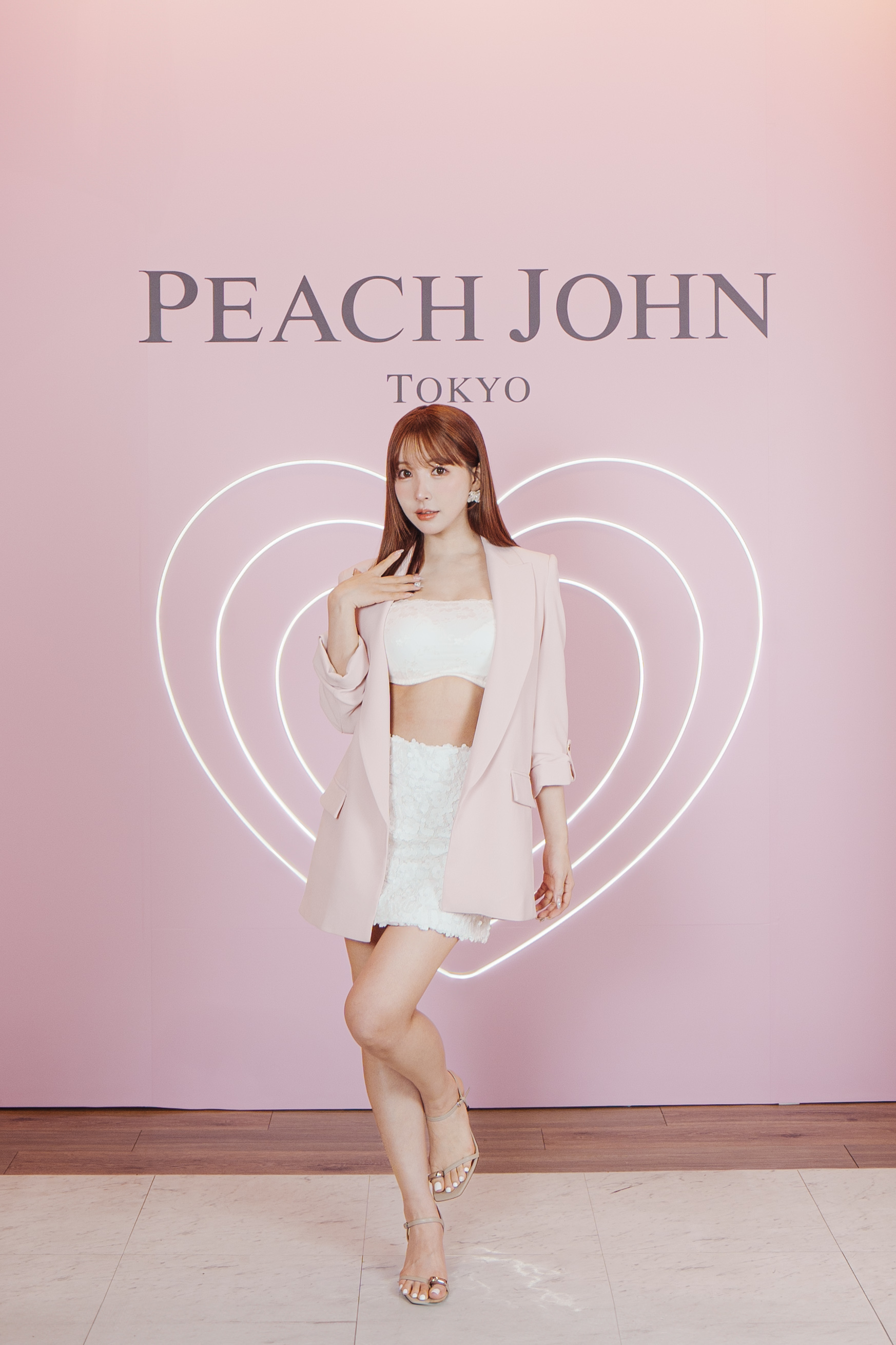 引退後的三上悠亞穿著明顯轉為保守。（圖／台灣PEACH JOHN提供）