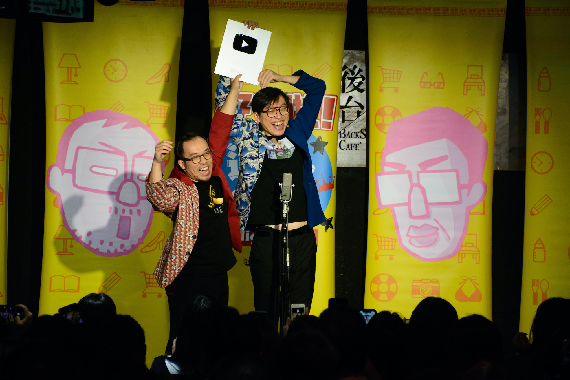 阿達、康康頻道「達康.come笑Tube」獲10萬獎牌時，開心的拿上台炫耀。（圖／達康提供）
