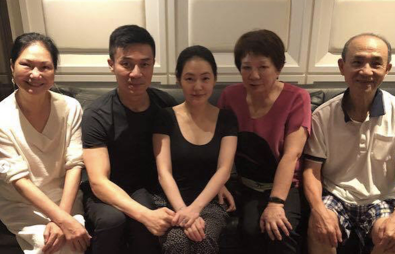 小S（中）的公公許慶祥（右）昨過世，S媽（左起）、許雅鈞、婆婆黃秀真都很難過。（圖／翻攝小S IG）