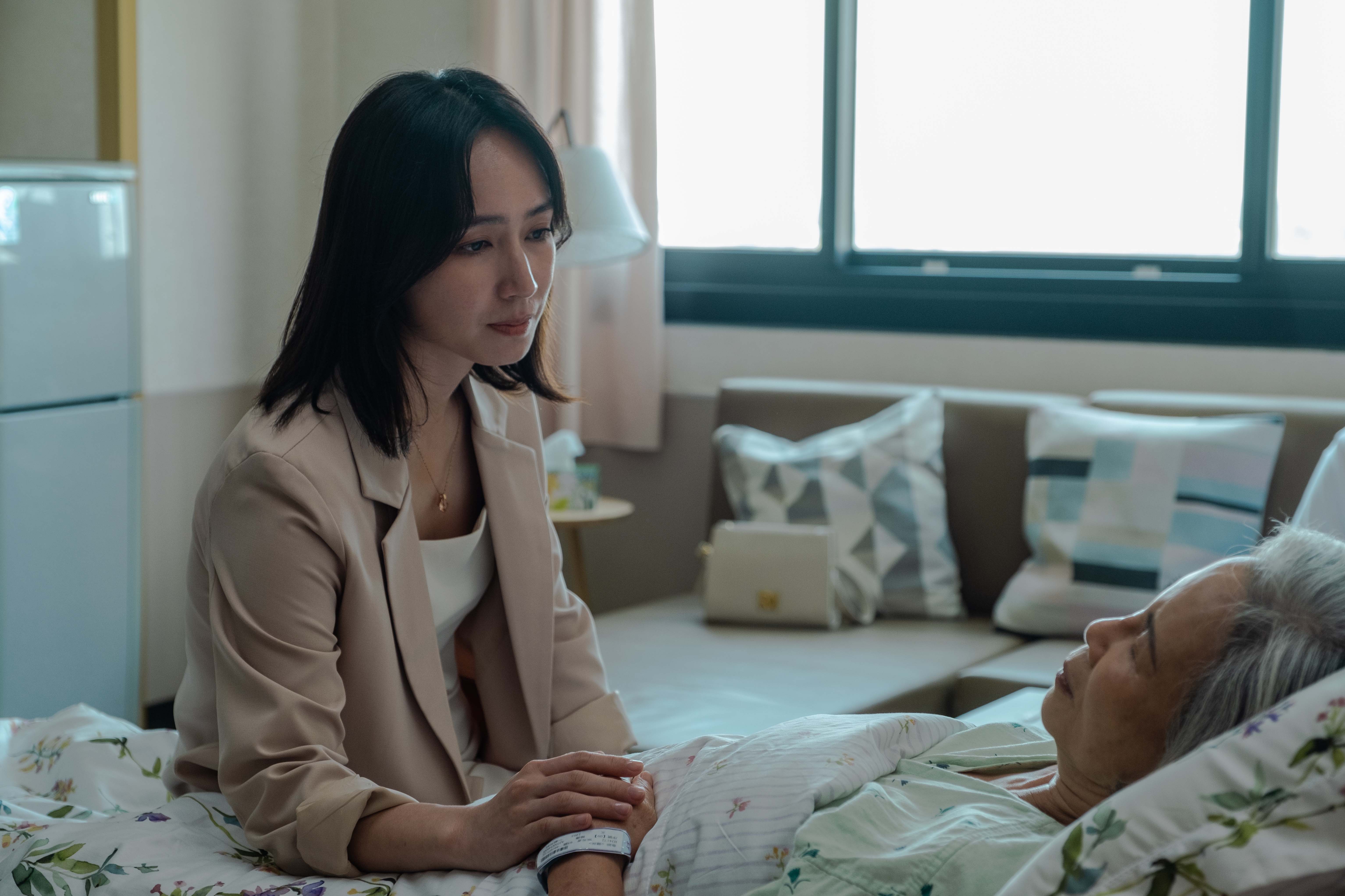 小薰（左）客串《生命捕手2》，飾演院長柯叔元的律師前妻。（圖／東森提供）