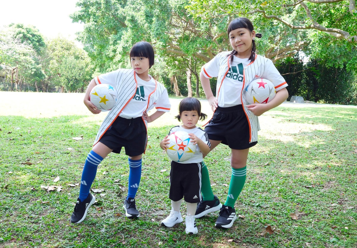 胖球、斯拉、山粉圓三姐妹穿球衣擔任「Sports Day親子運動會」活動大使。（圖／麗嬰房提供）