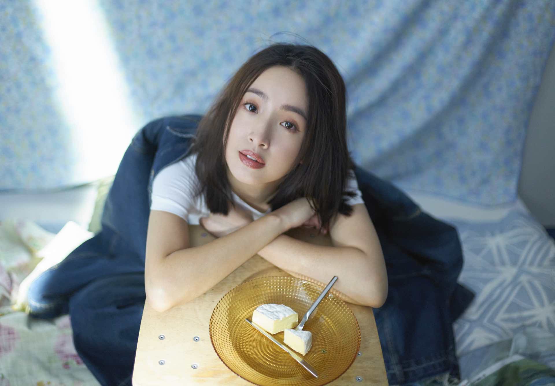林依晨翻唱17年前推出的歌曲。（圖／周子娛樂提供）