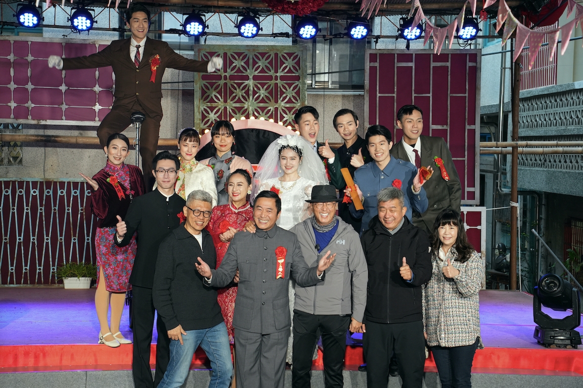 謝念祖（前排左起）、湯志偉、王偉忠、時藝多媒體總經理林宜標、金星文創執行長張正芬。（圖／金星文創）