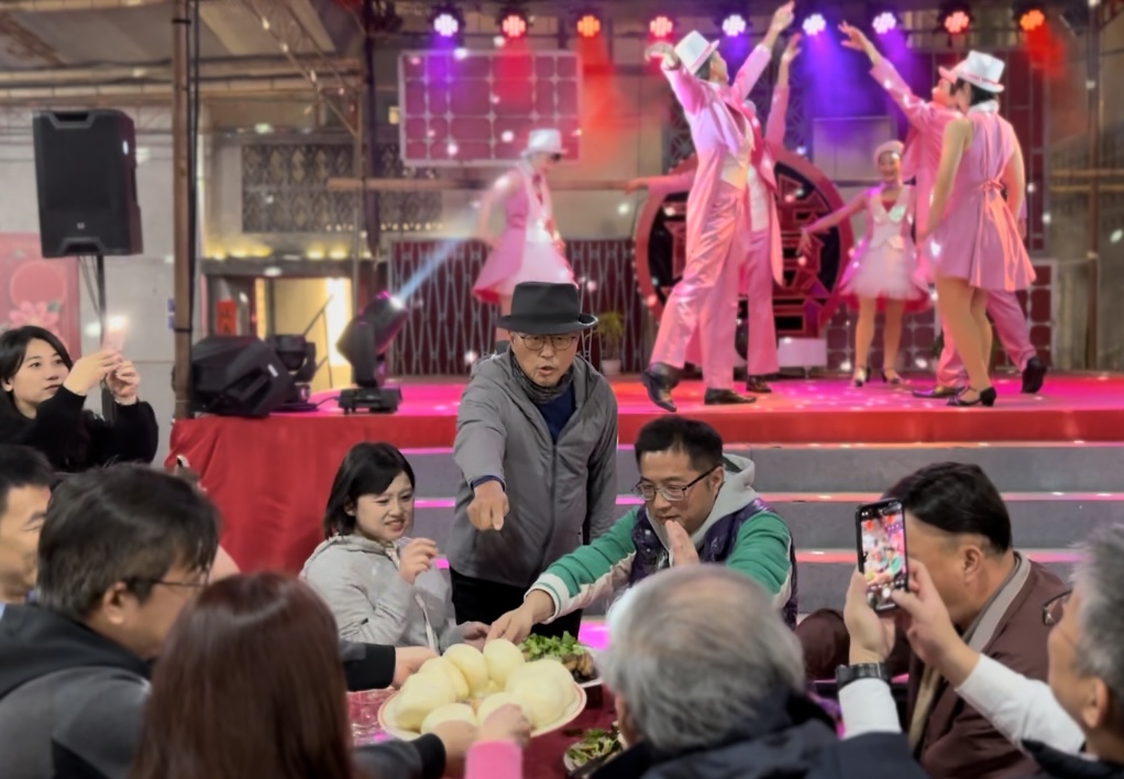 王偉忠下場沉浸演出「跑堂」送菜。（圖／金星文創提供）