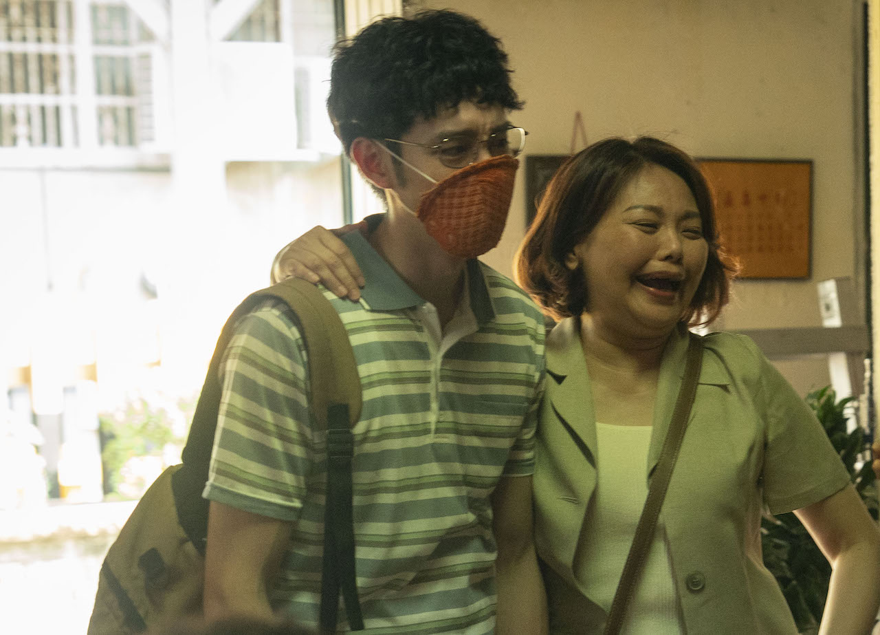 林嘉俐（右）拿奶罩自製N95口罩戴在曹佑寧臉上。（圖／華視、LINE TV提供)