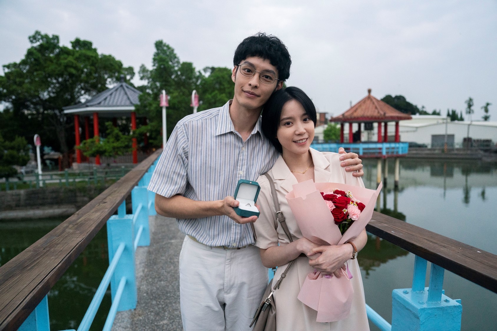 曹佑寧（左）在劇中向程予希求婚成功。（圖／華視、LINE TV提供）
