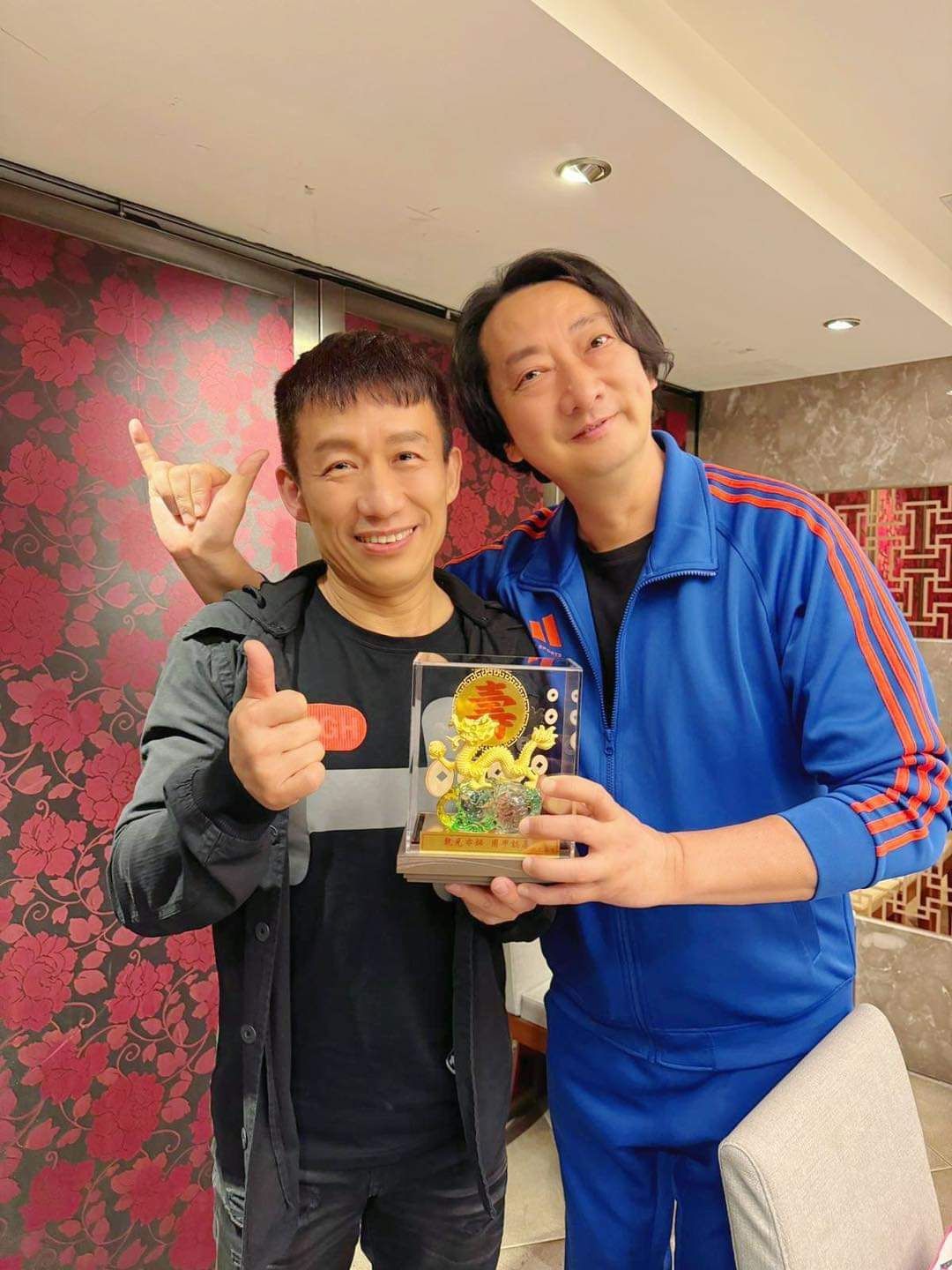 九孔（右）送郭子乾純金龍當生日禮物。（圖／翻攝郭子乾臉書）