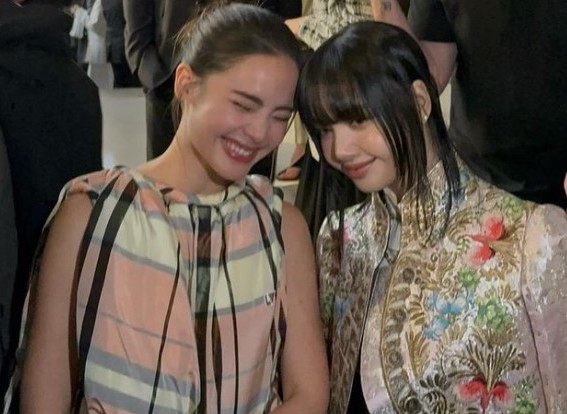 Yaya（左）和Lisa在巴黎時裝周同框。（圖／翻攝urassayas IG）