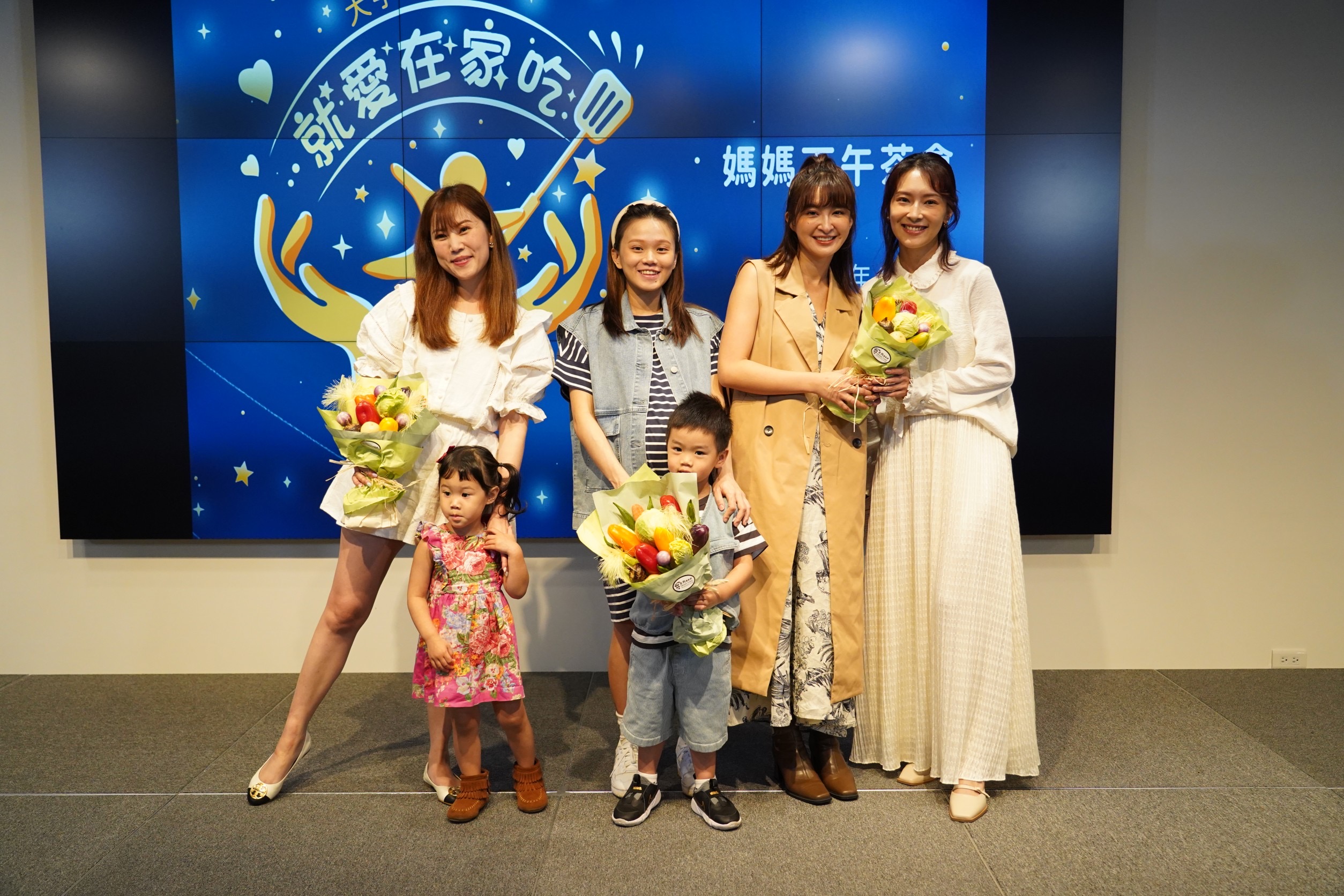 陳彥婷（中）挺孕肚和陳瑋薇、薛妞妞帶著小孩出席活動。（圖＼大愛提供）