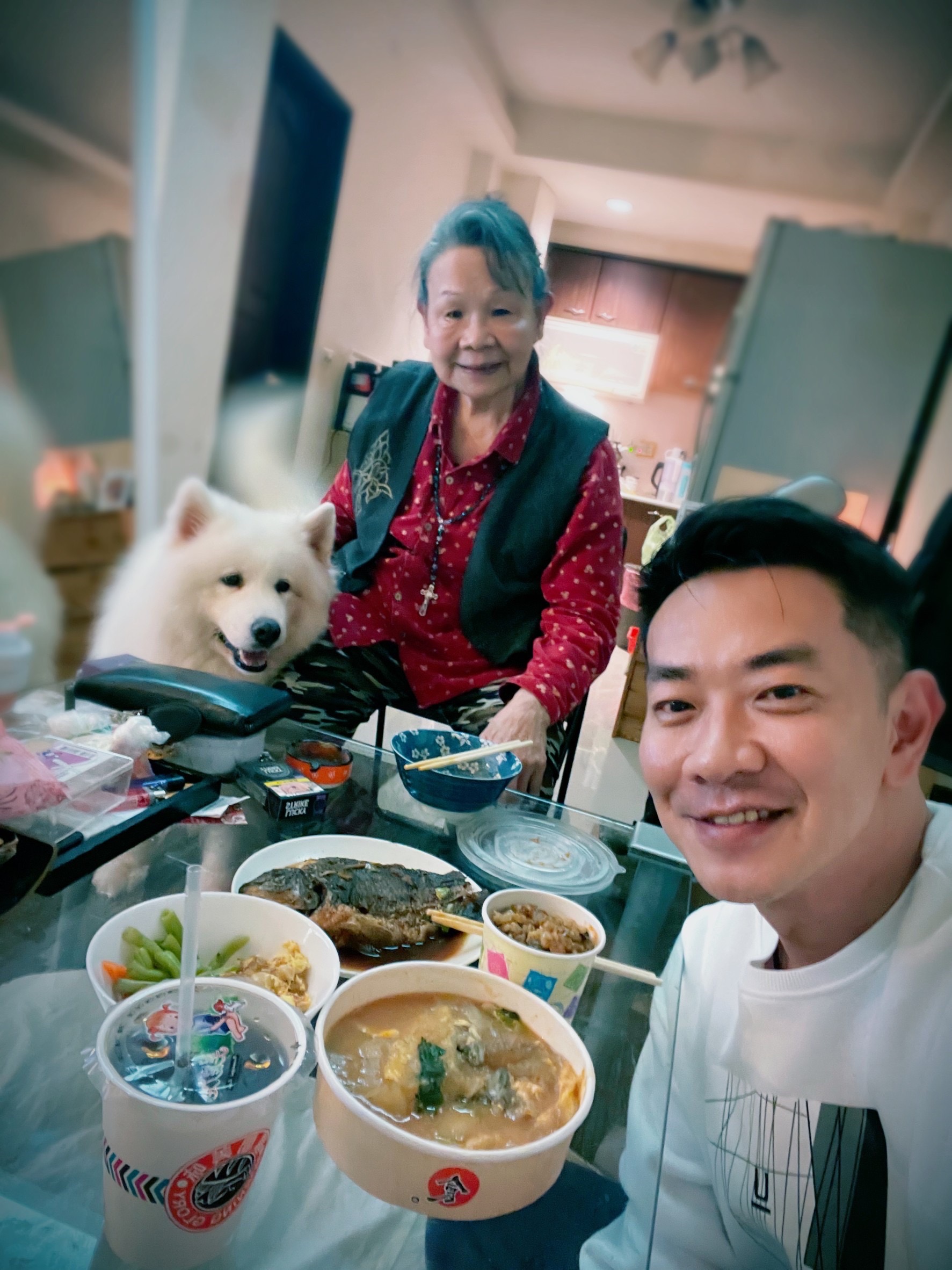 江俊翰滿意現在生活，媽媽跟狗女兒互相陪伴。（圖／民視提供）