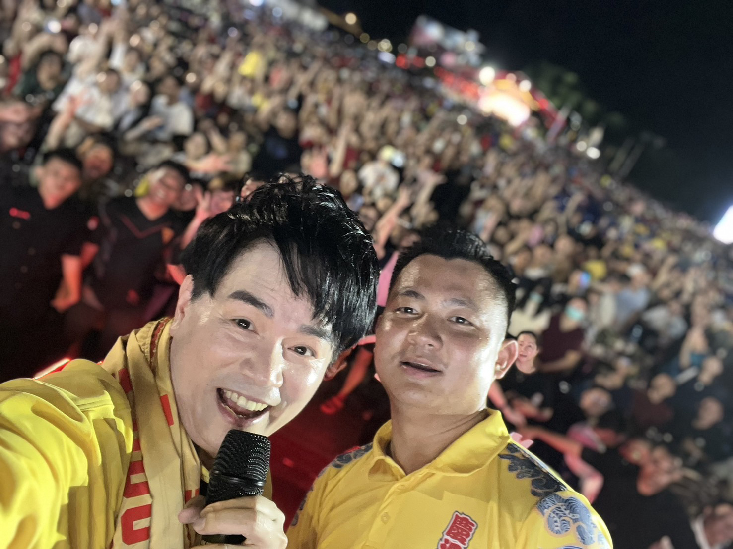 李明洋（左）碰到男歌迷衝上台塞了2千萬印尼盾紅包。（圖／安吉莉傳播提供）