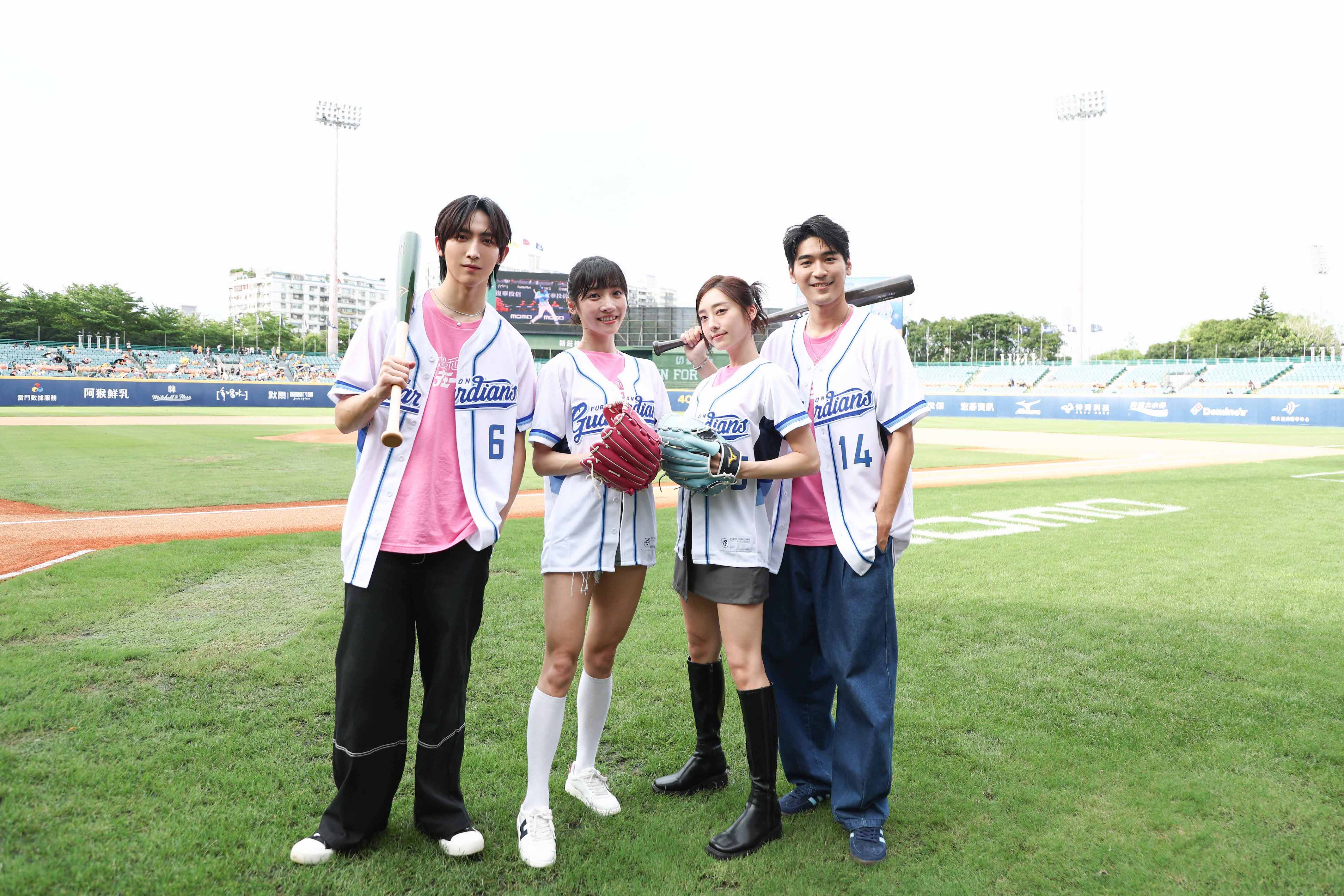 電影《我想和你在一起》主演黃宏軒（左起）、林映彤、席惟倫、涂善存為富邦悍將開球。（圖／星映電影提供）