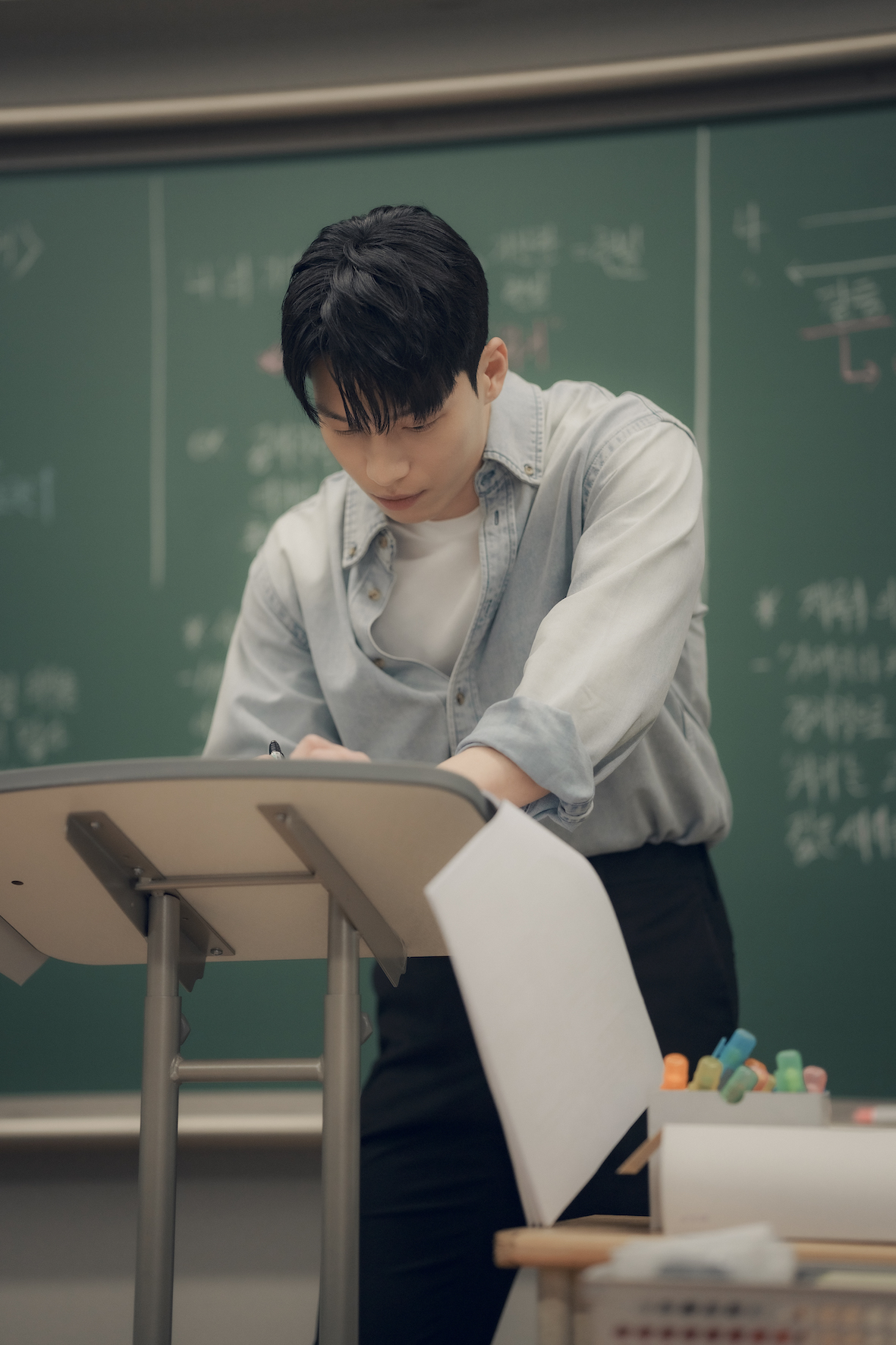 魏化儁劇中放棄大企業工作，跑來應徵補習班老師。（圖／Hami Video提供）