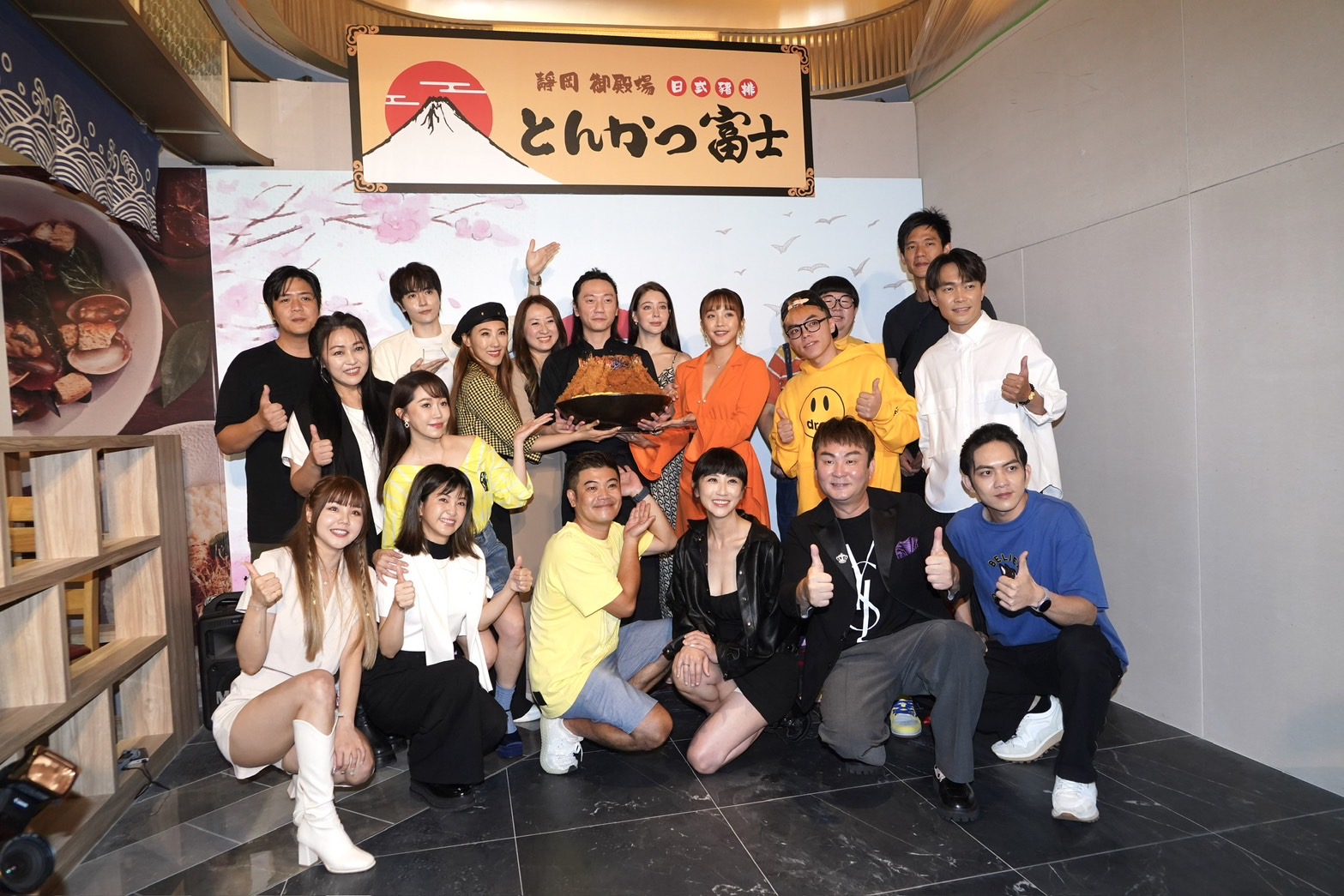 蔡允潔、謝金晶、黃露瑤、等人出席《富士豬排とんかつ富士 》百貨首店開幕。（圖／記者許方正攝）
