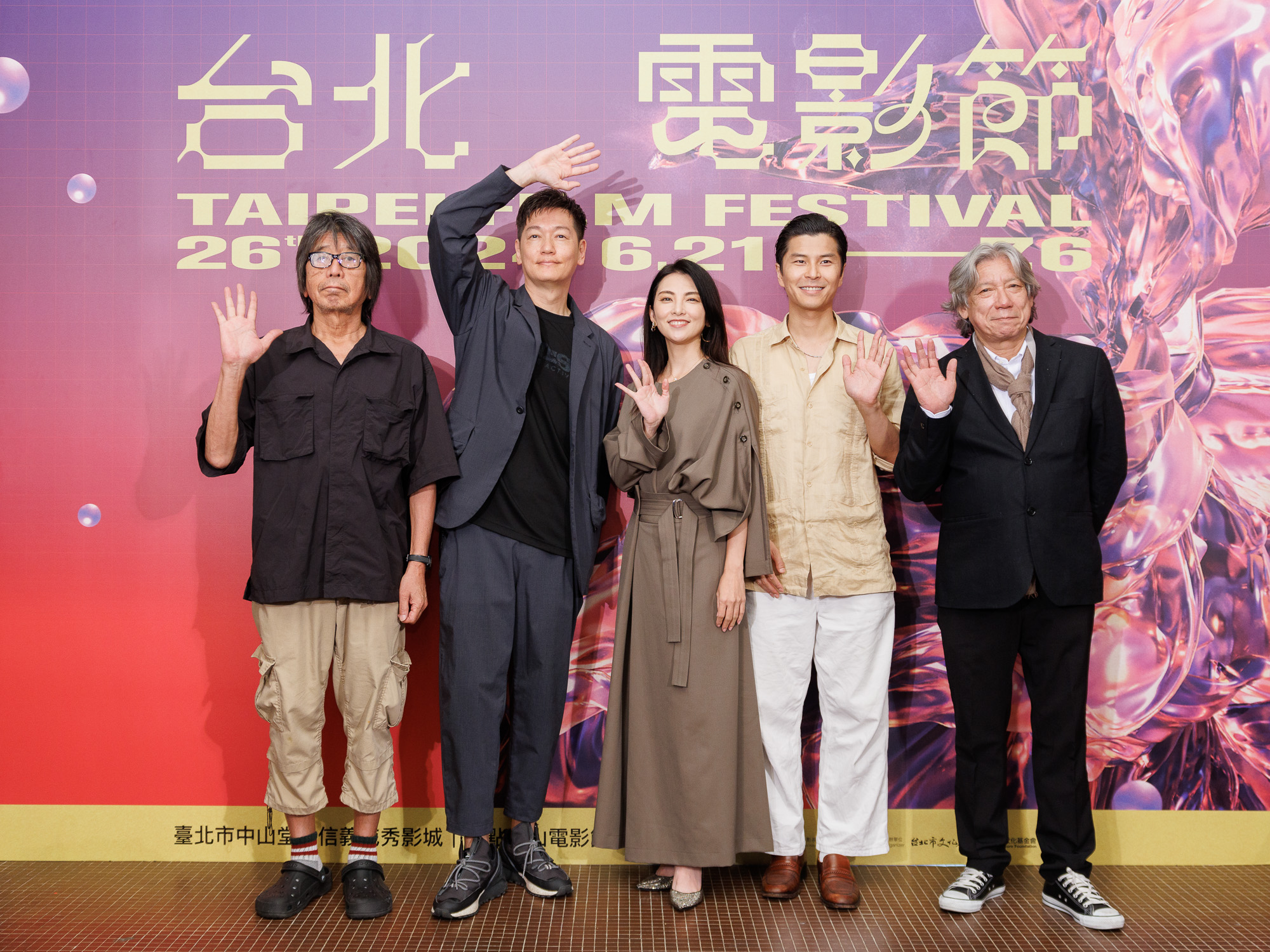 導演森達也（左起）、演員井浦新、田中麗奈、朝井大智、製片小林三四郎。（圖／台北電影節提供）