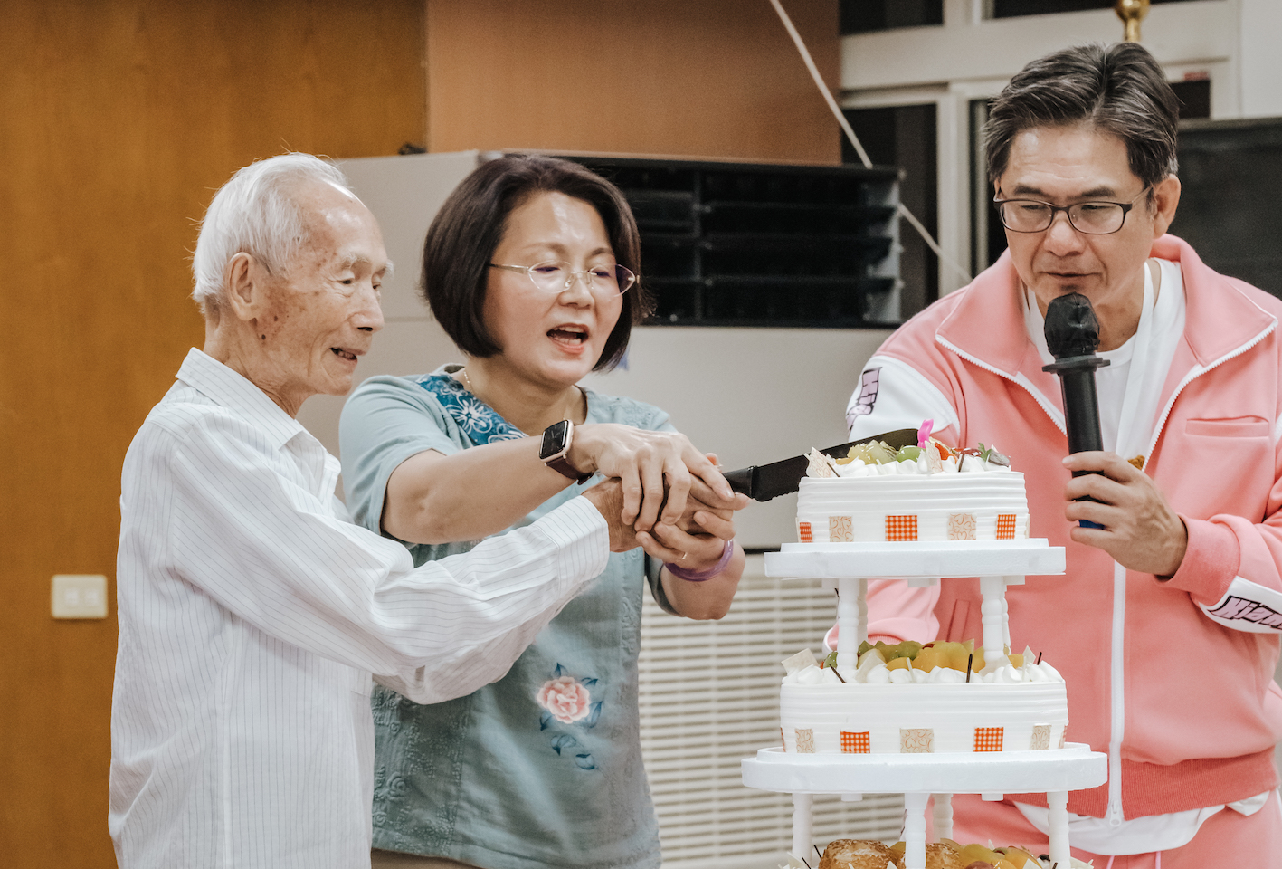 洪都拉斯（右）替長輩慶生。（圖／客台提供）