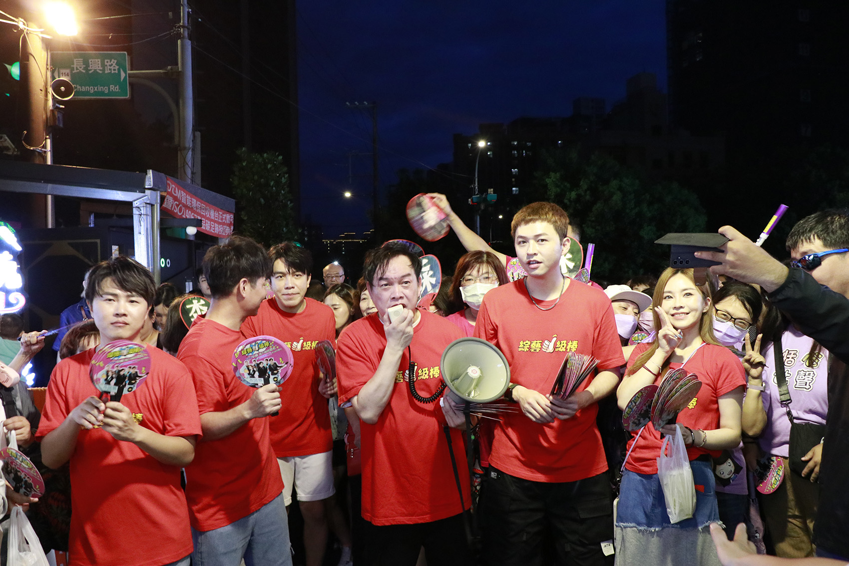《綜藝一級棒》主持群到夜市掃街宣傳。（圖／中視提供）