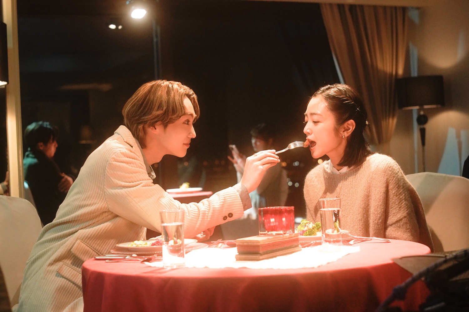 吉野北人（左）與飾演人妻的安達祐實，在《我的一夜騎士》甜蜜約會。（圖／中影國際提供）