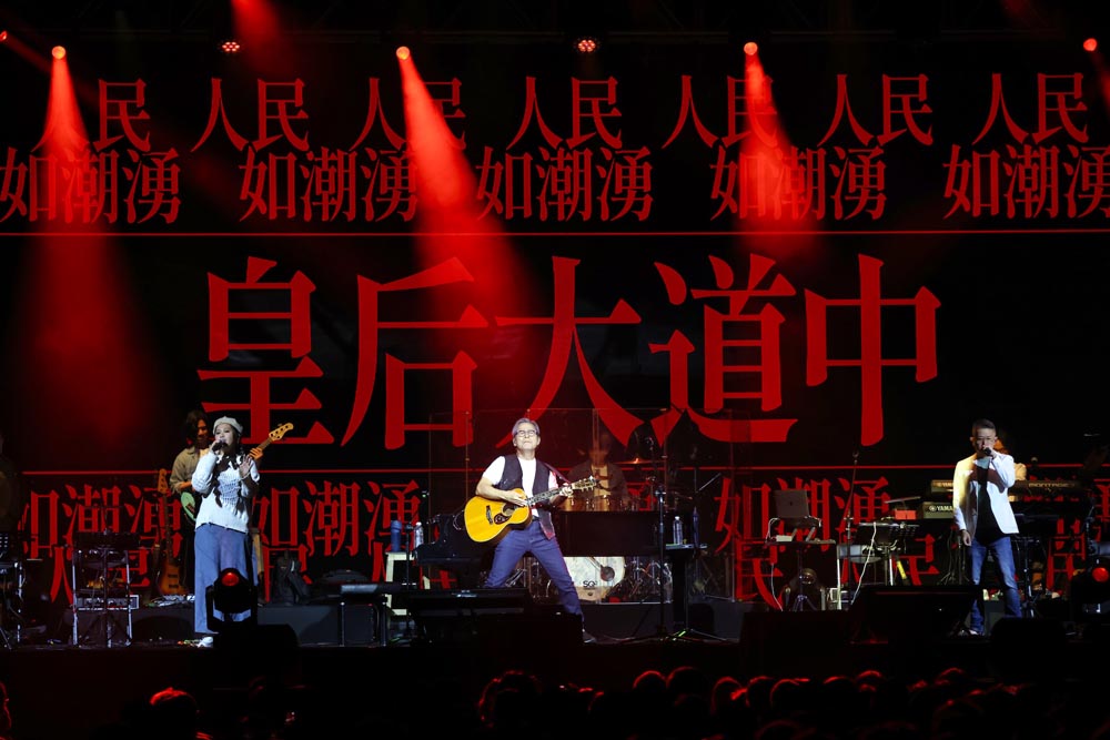 睽違4年重返台北演出,羅大佑組17人中西搖滾樂隊登台獻唱。(圖/記者陳明中攝)