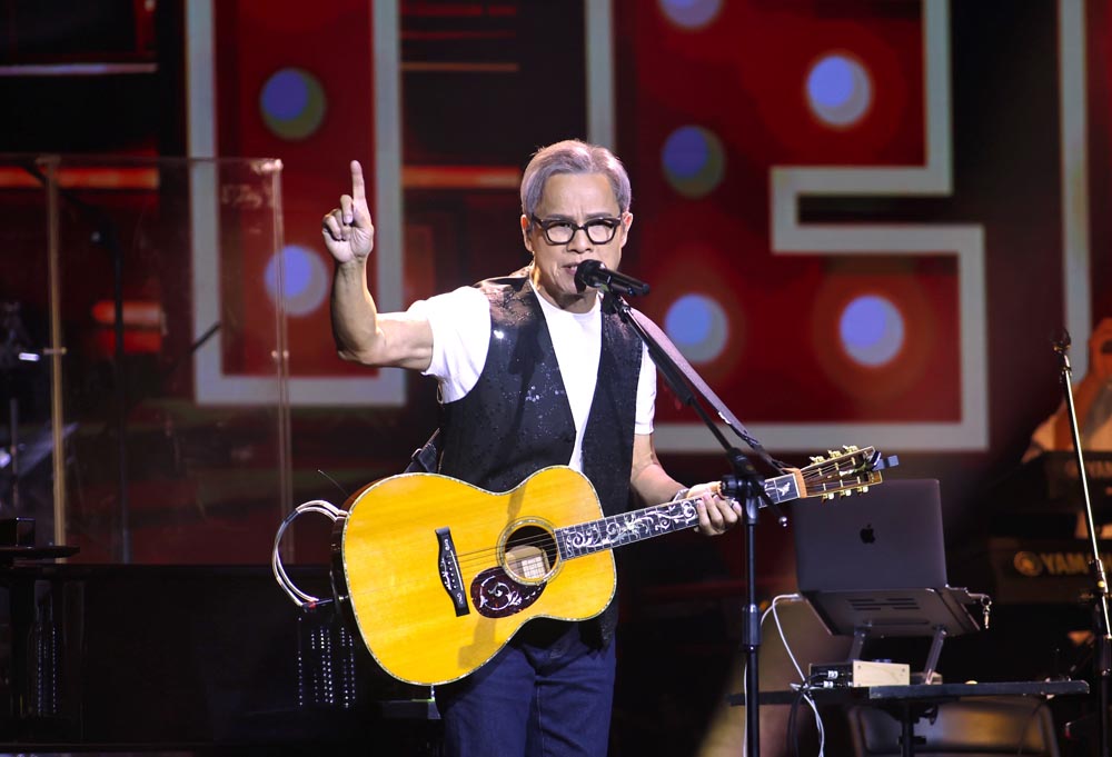 羅大佑演唱〈亞細亞的孤兒〉、〈現象七十二變〉、〈台北紅玫瑰〉等經典老歌。(圖/記者陳明中攝)