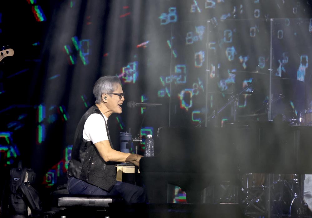 在樂迷的歡呼聲中，睽違4年重返台北演出，組帶來安可曲〈愛人同志〉、〈地球母親〉。（圖／記者陳明中攝）