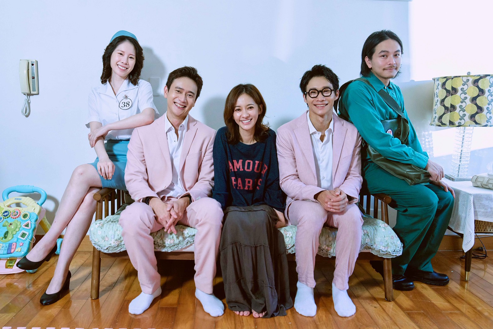 爆花（左起）、劉冠廷、陳意涵、黃冠智、楊銘威主演《新手上路》。（圖／文策院、四方四隅提供）