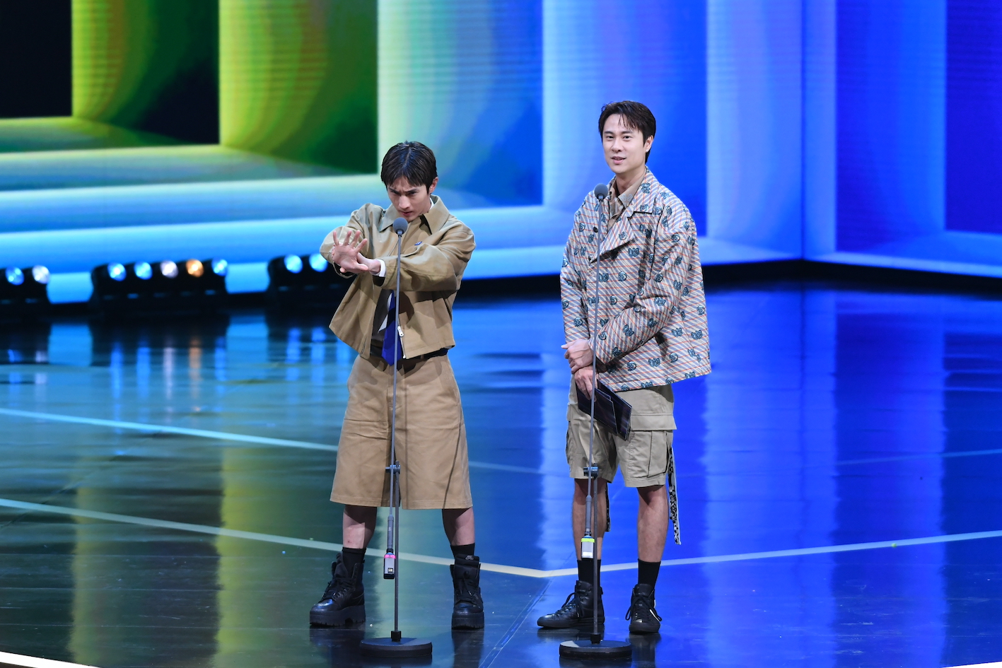 阿本台上發射「鳳凰電波」幫大家變美。（圖／三立提供）