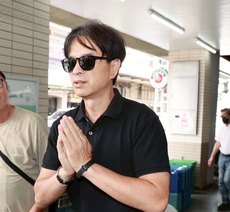 李興文雙手合十低調快閃。（圖／娛樂中心）