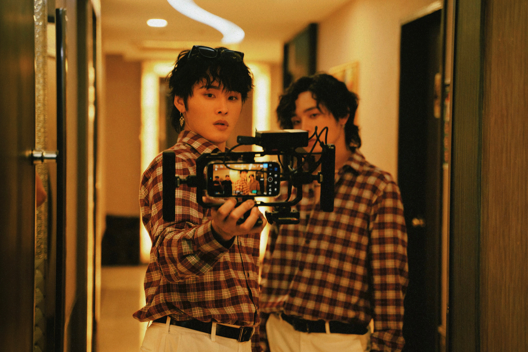 展榮展瑞推出〈月光族〉MV，找來昔日夥伴董仔擔任製片。（圖／禾森娛樂提供）