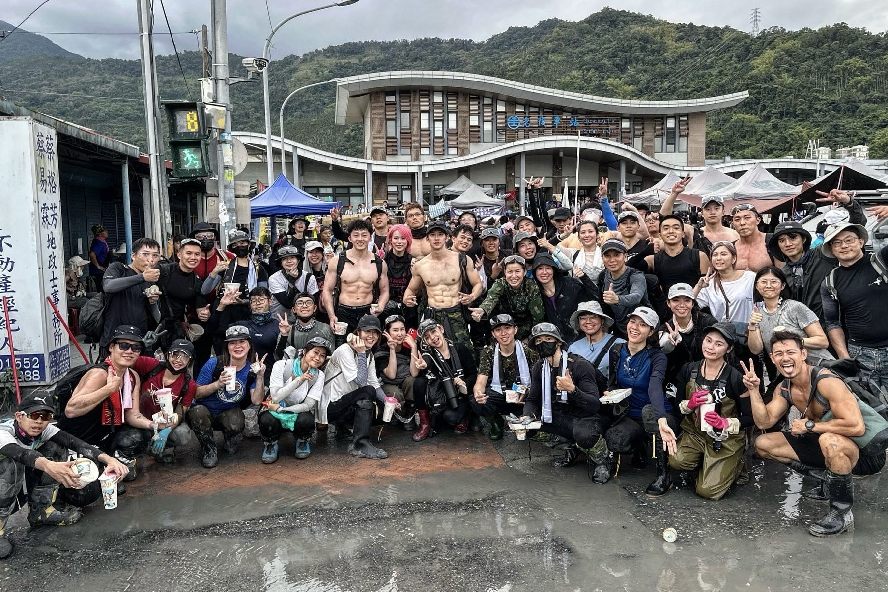 「肌肉戰隊」由Rock協助招募,團員多是健身圈好友,個個身材壯碩。(圖/翻攝自Rock IG)