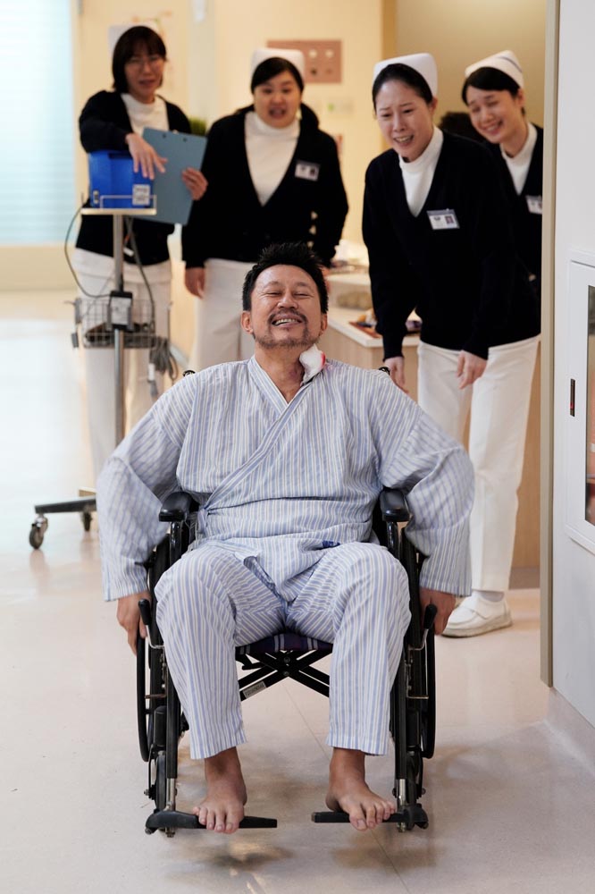 徐灝翔在大愛劇《生日快樂》中飾演一位罹患頭頸癌末病人。(圖/大愛提供)
