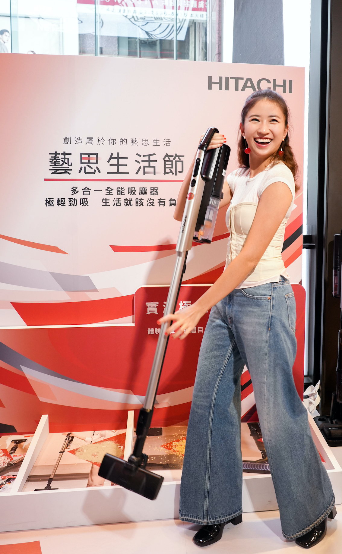 日立家電品牌好友9m88 驚喜現身日立藝思生活節。（圖／阿奇立克日立提供）