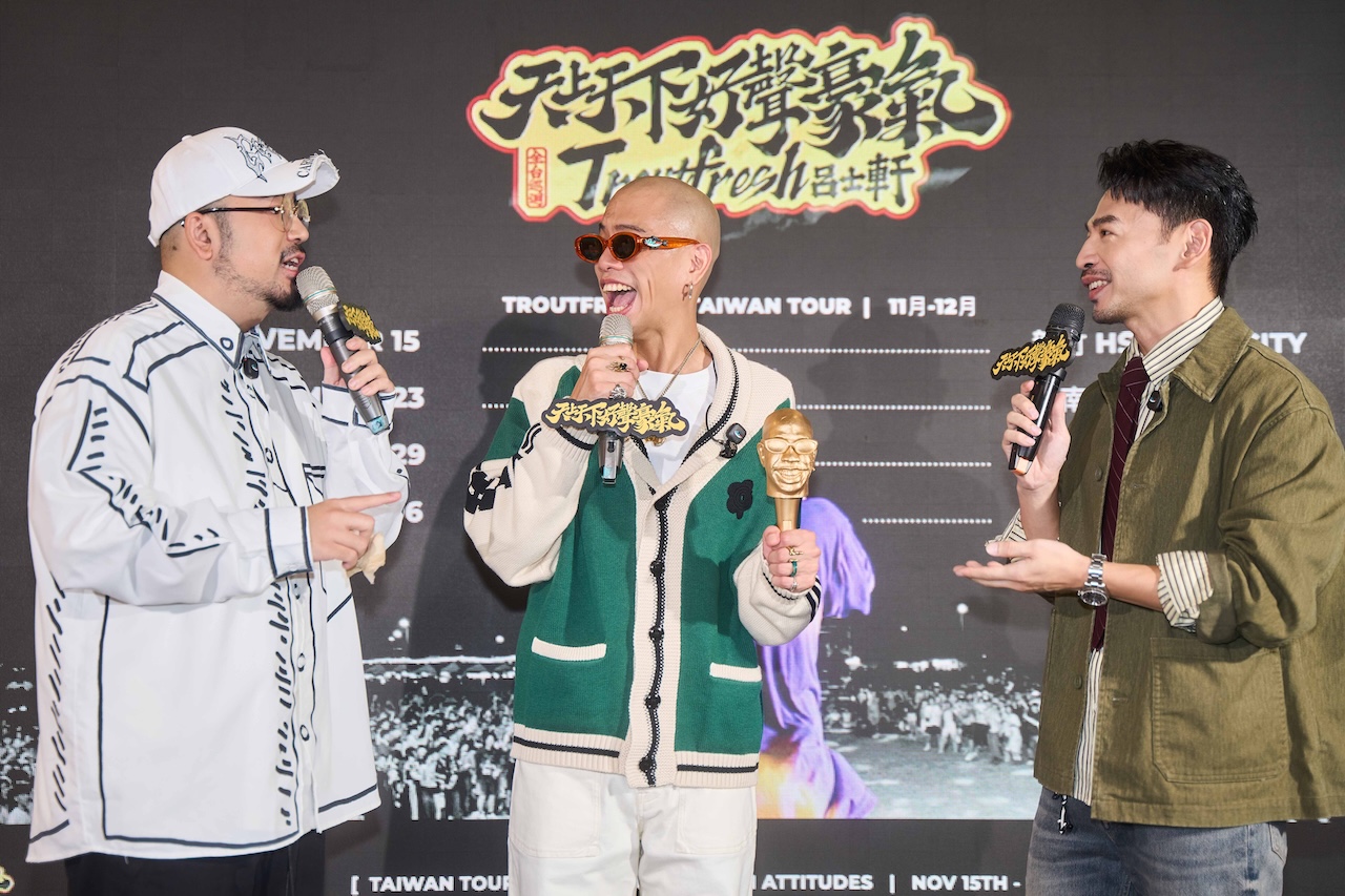 阿達(左起)當呂士軒記者會主持人,阿Ken站台。(圖/我宅有限公司提供)