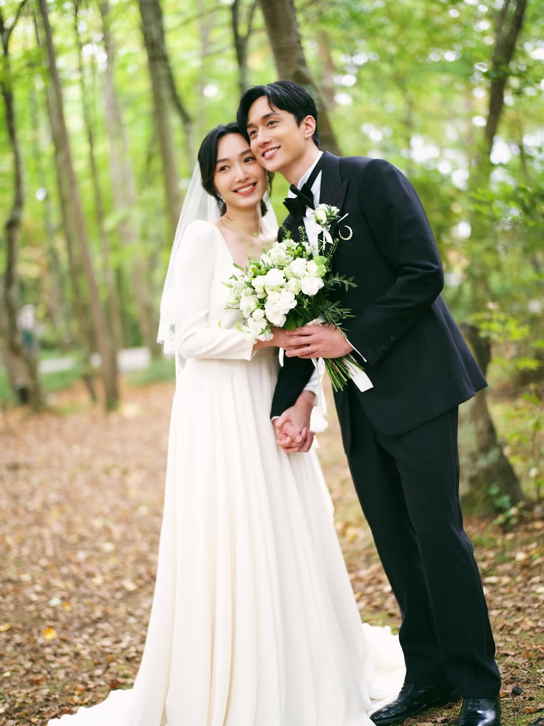 劉俊謙(右)與蔡思韵婚紗照美翻了。(圖/翻攝劉俊謙IG