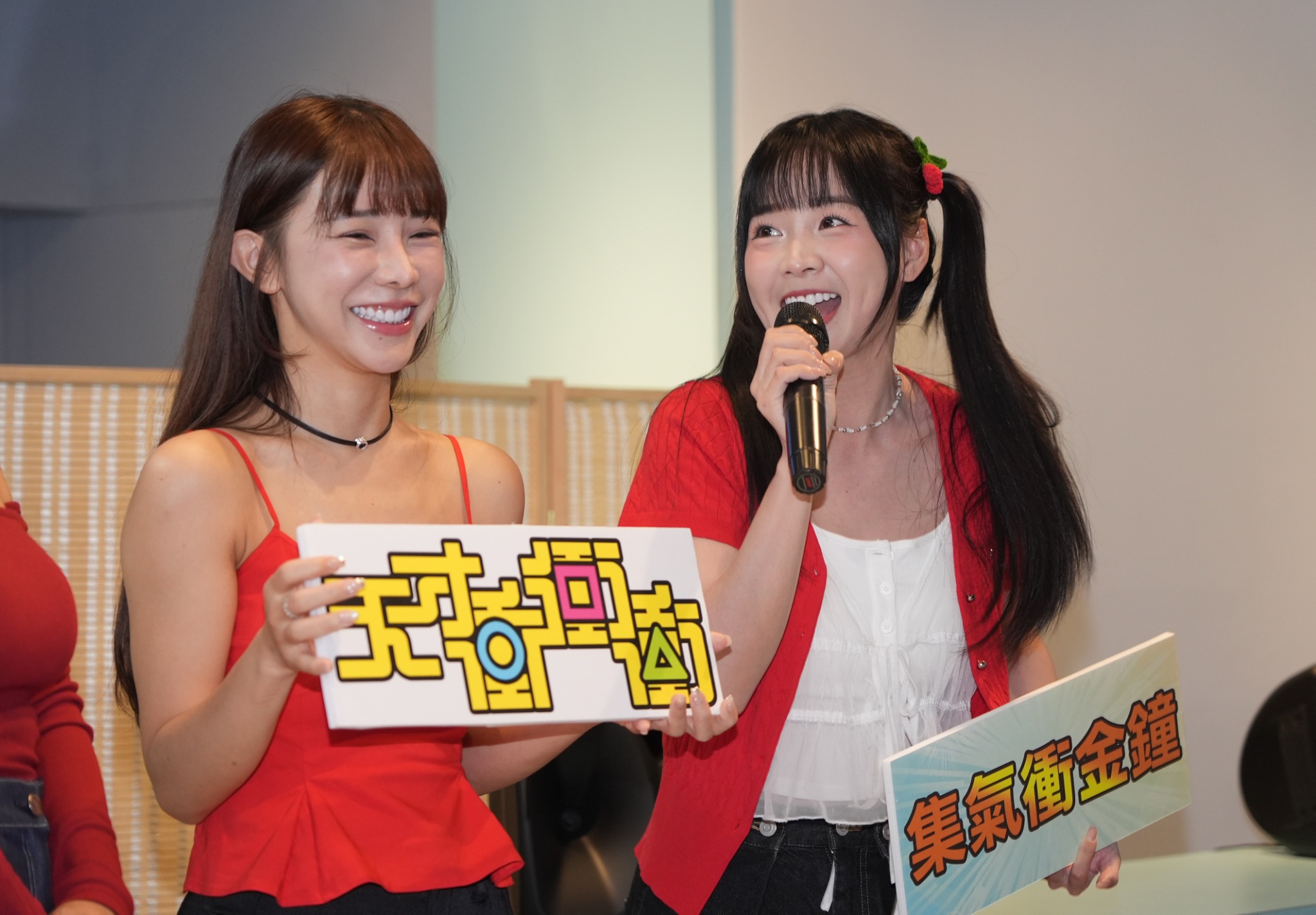 籃籃(右)和巫苡萱分享入圍心情。(圖/記者陳明中攝)